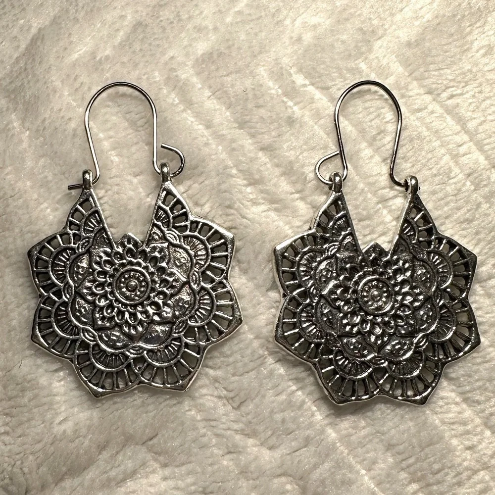 Retro Hollow Out Flower Earrings